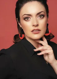 Эзги Мола