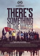 В воде что-то есть