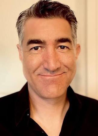 Сценарист Роберт Халл 03.09.25