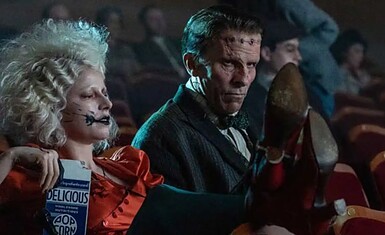 Монстр ищет пару: в сети появились новые кадры «Невесты» от Мэгги Джилленхол