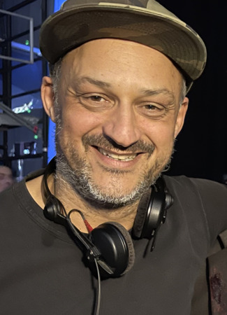 Режиссёр Джулиан Холмс 24.03.26