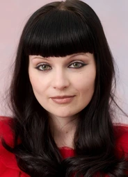 Лола Петтикрю